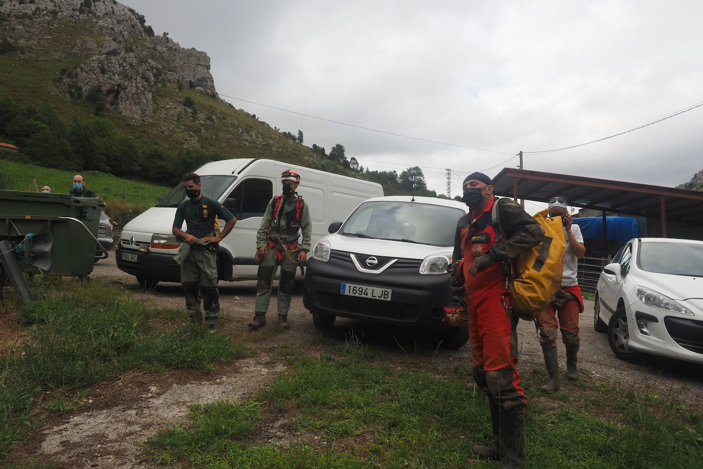 Los Tédax de la Guardia Civil recibieron la llamada de alerta de un grupo de espeleólogos que examinaban una gruta inexplorada cercana a Coventosa 