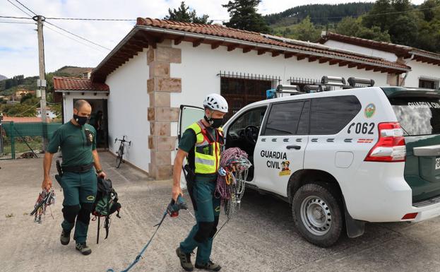 Imagen. Muchos rescates implican colocar instalaciones con cuerdas para asegurar la camilla donde se transporta al herido.