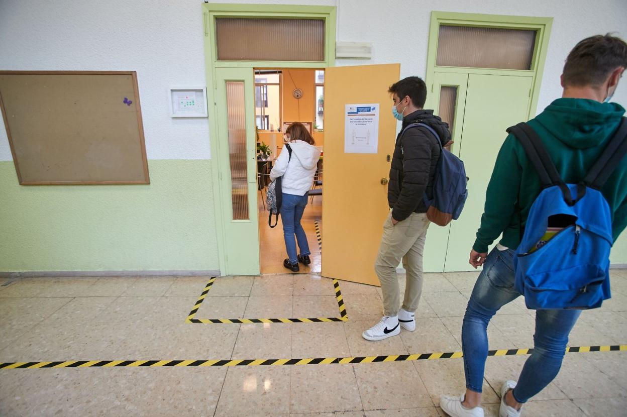 Tres alumnos esperan para acceder a una clase del IES Santa Clara el pasado 8 de junio con motivo de las clases de refuerzo para la EBAU. 