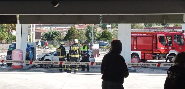 Los bomberos han acordonado la zona.