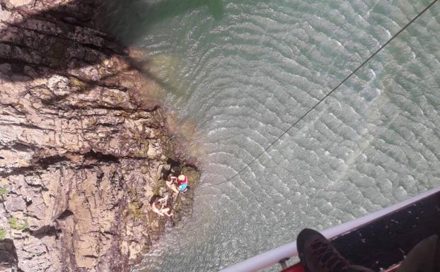 Rescatados dos jóvenes en la Ría de Pechón