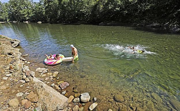 Disfrutando de las aguas del Saja.