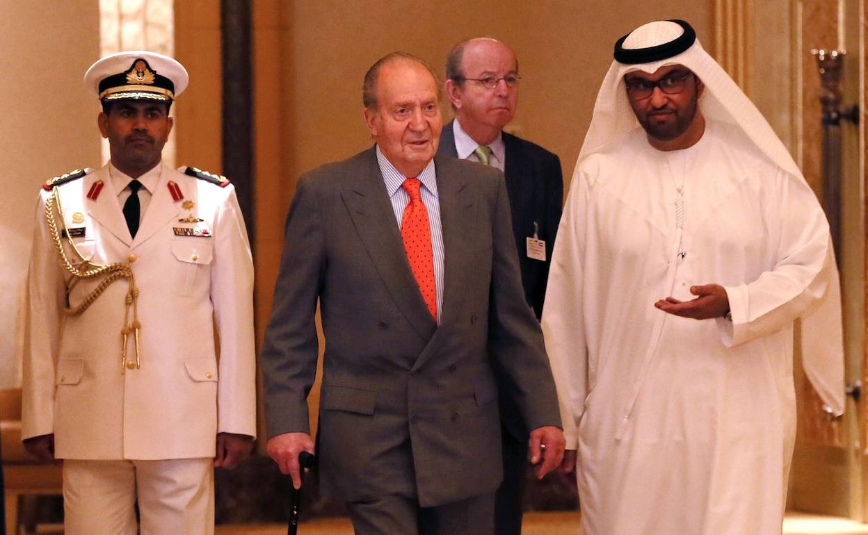 El sultán emiratí Ahmed al-Jaber recibe a don Juan Carlos en un de foro económico en Abu Dabi en 2014.