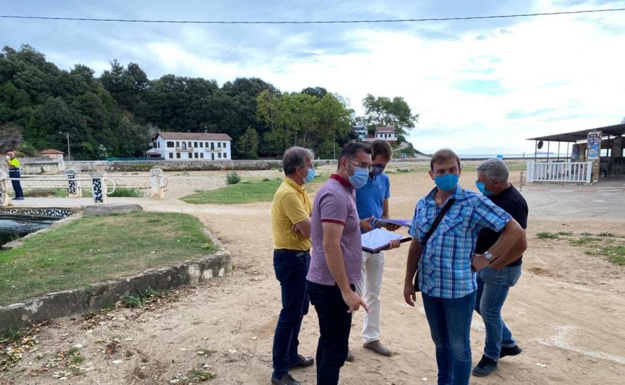 Momento en el que representantes de la dirección de la obra y del contratista adjudicatario firmaron el acta de replanteo de la obra