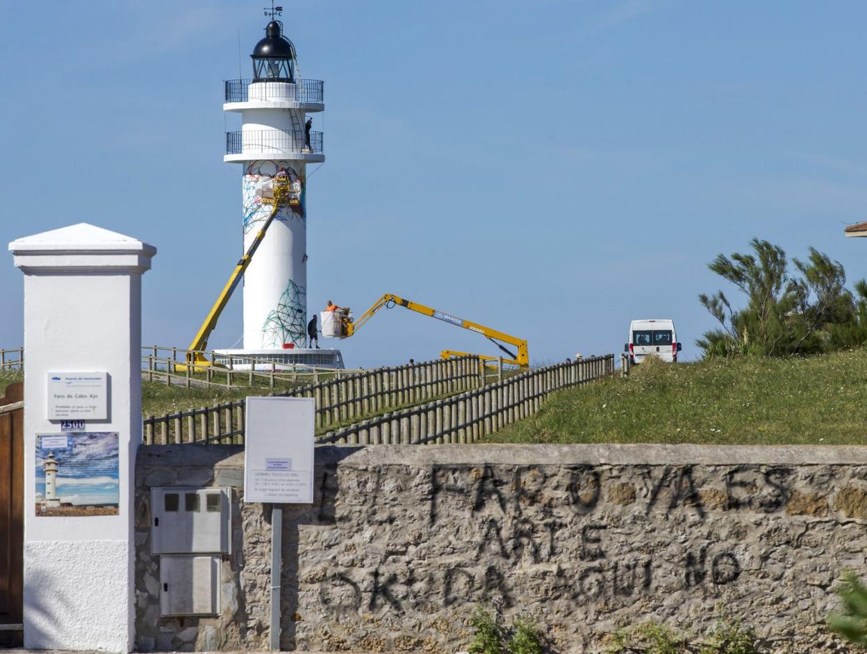 Okuda inició ayer los trabajos en el faro de Ajo. A la entrada de la finca de la Autoridad Portuaria, una pintada reflejaba la controversia y las críticas que han acompañado al proyecto. 