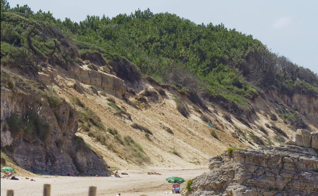 Imagen de la duna donde tuvo lugar el desprendimiento, a medio camino entre las playas de Somo y Loredo.