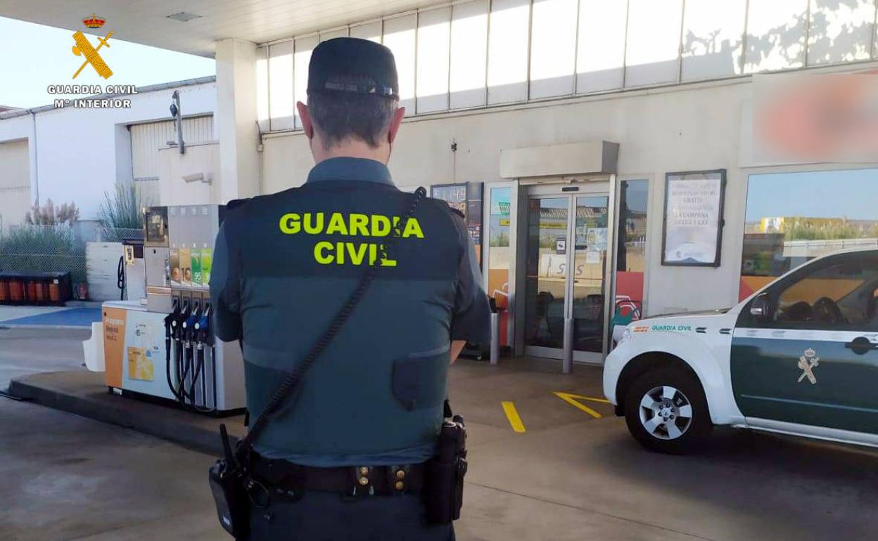 Vigilancia de la Guardia Civil en una gasolinera.