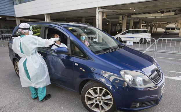 Los cuatro 'coroautos' recogen cada día más de mil muestras para PCR 