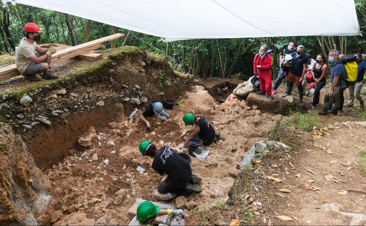 Hallan en La Garma un útil que aporta luz sobre la vida de los primeros cántabros