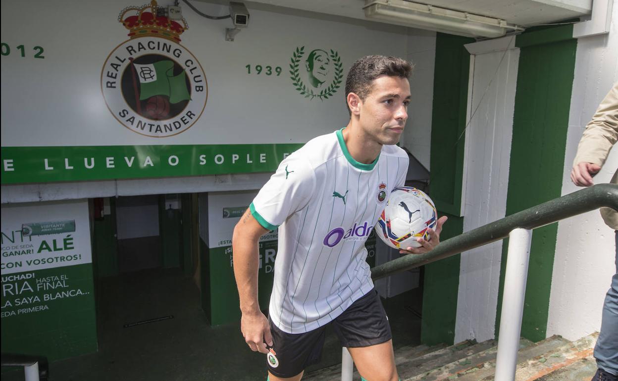 Bustos salta al césped del Sardinero con la primera camiseta oficial de la próxima temporada.