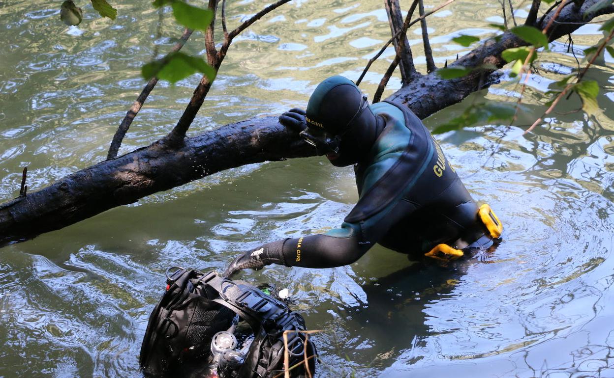 Inmersión en el río, ayer, para buscar al pescador.