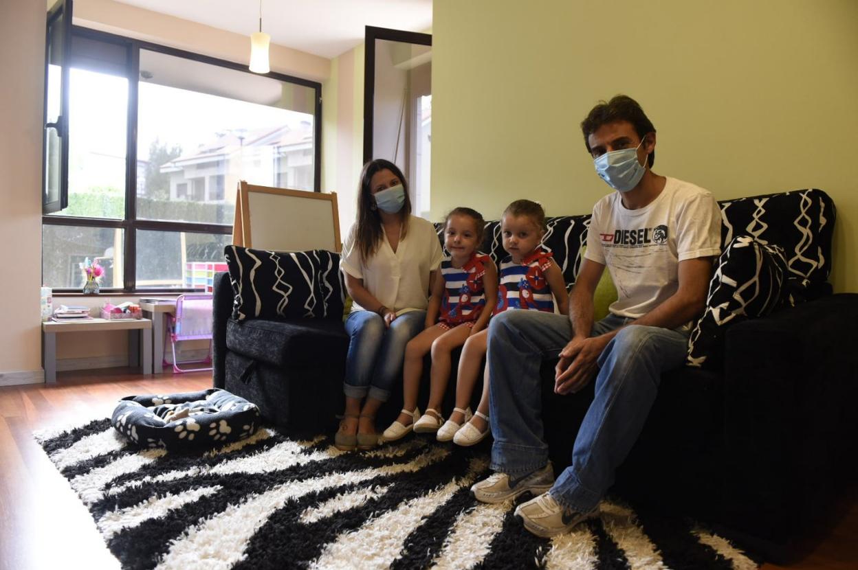 Cristina Díaz, junto a sus hijas Naia y Cloe y su marido, Francisco Fernández.