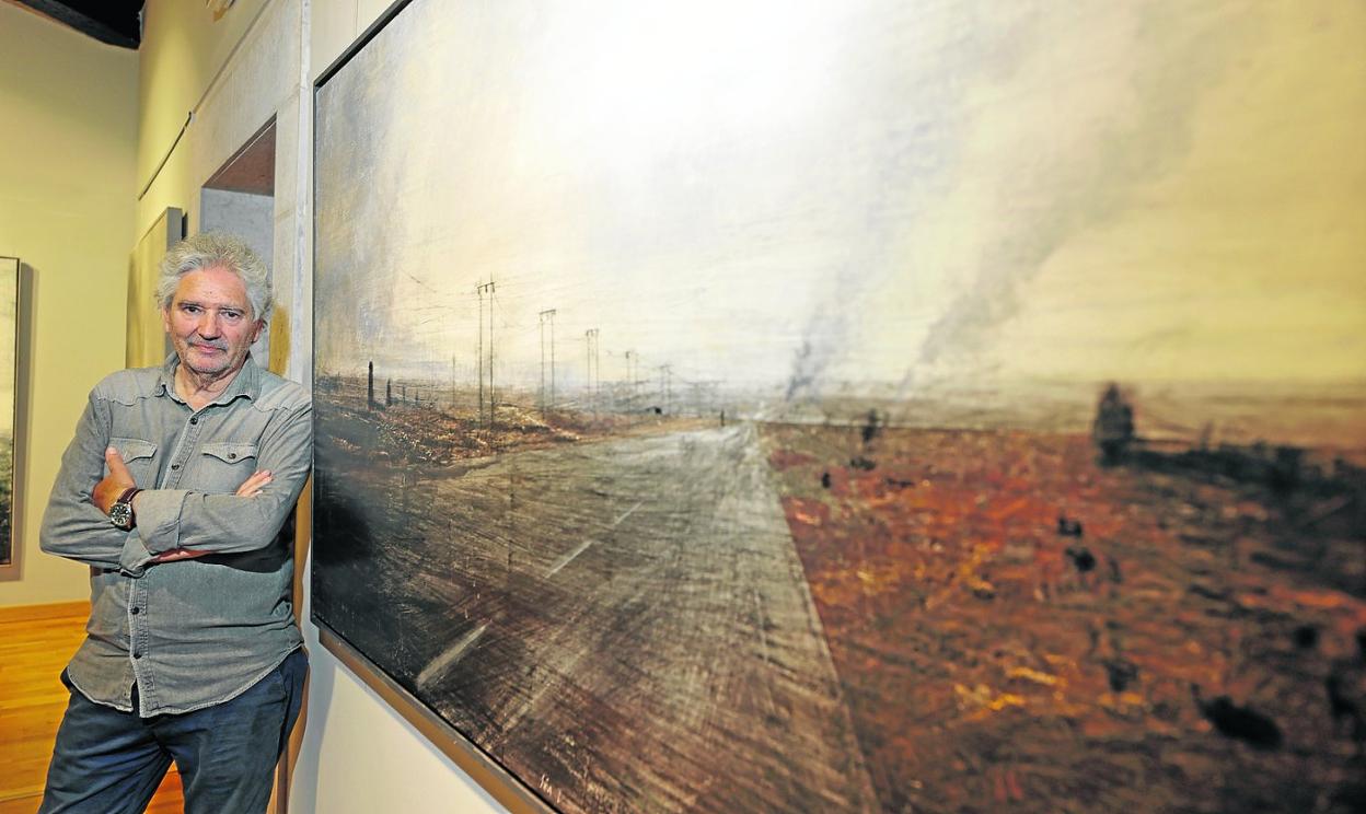 Alejandro Quincoces posa en el centro cultural El Espolón, de Comillas, junto a una de sus obras sobre ciudades. javier rosendo