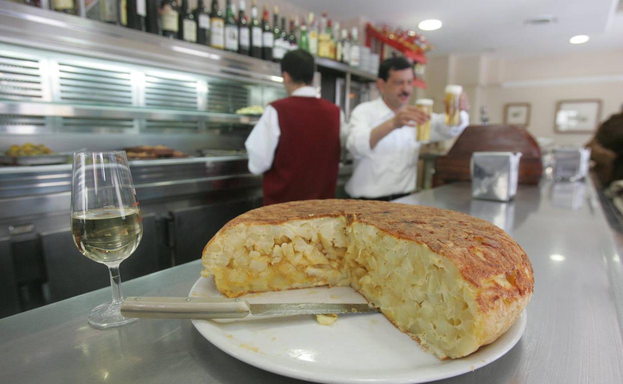 CC OO denuncia la precariedad laboral en la hostelería, con «abuso» de horas extra y más carga de trabajo por el covid