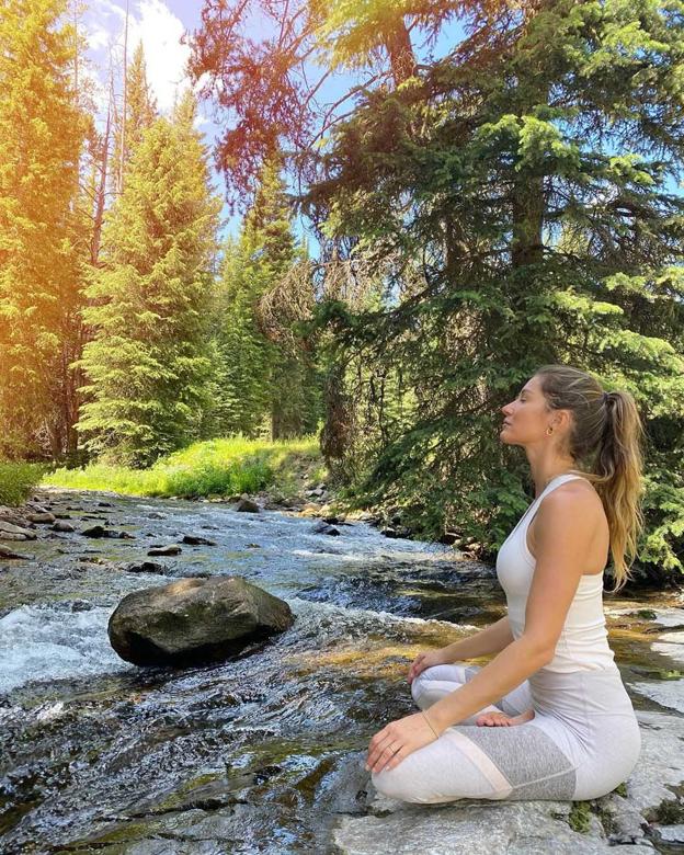 En una de sus rutinas de meditación al aire libre con un entorno idílico.