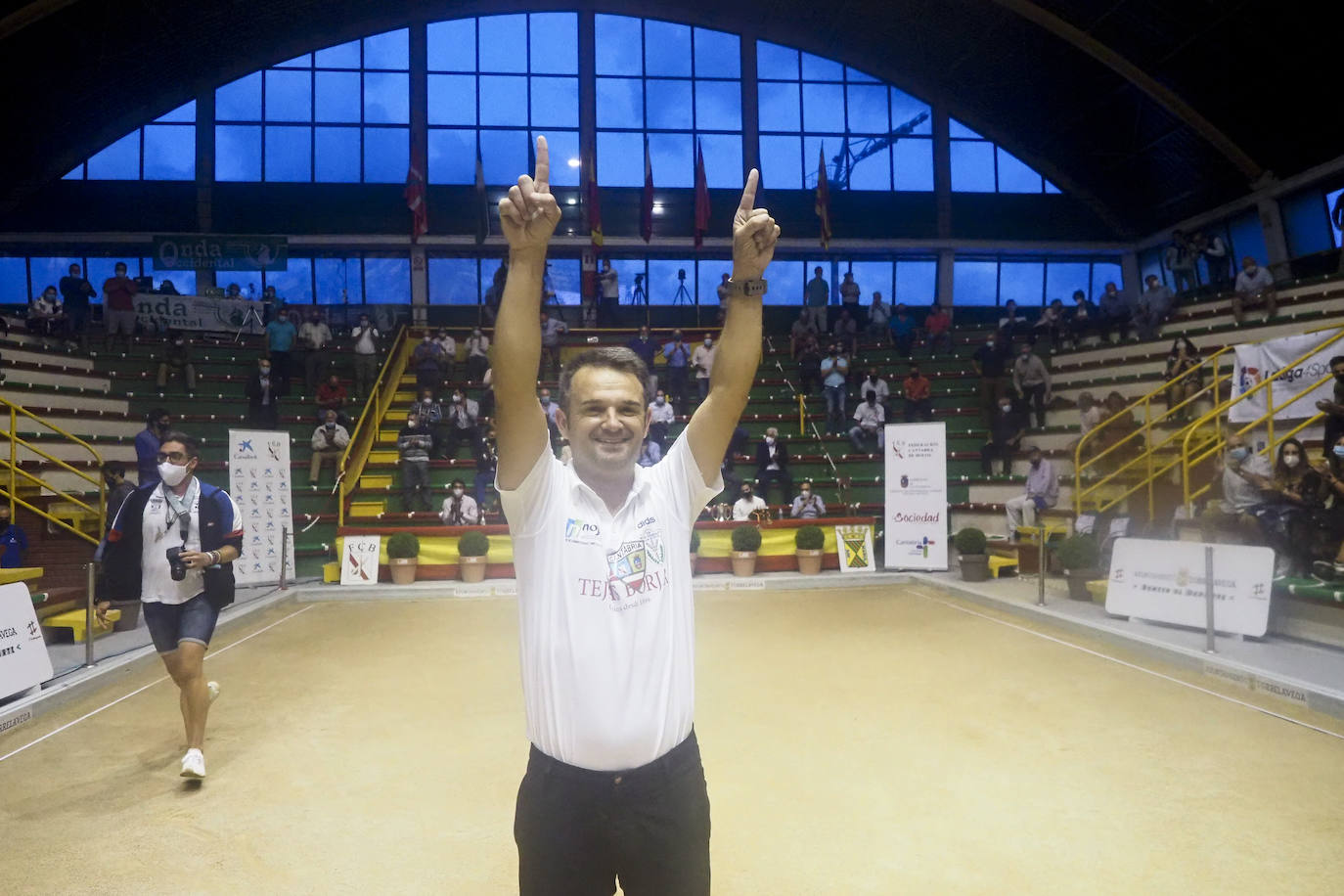 Óscar González saluda al público tras proclamarse campeón de España.