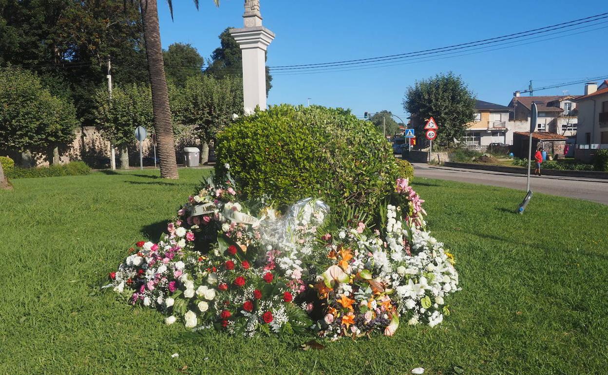 Rotonda de Corbán, donde ocurrió el suceso y donde amigos y familiares de las dos jóvenes fallecidas han dejado flores para recordarlas.