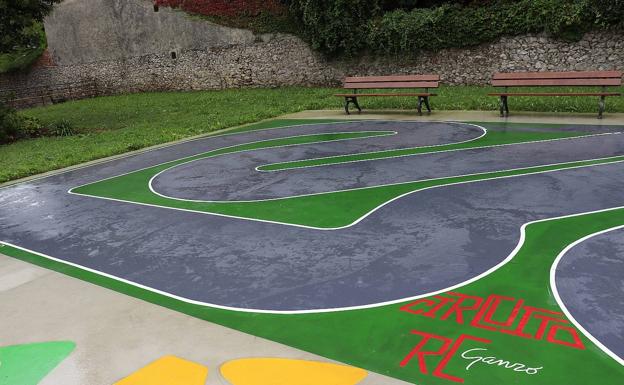 Imagen principal - Vecinos de Ganzo completan con juegos tradicionales la pista polideportiva