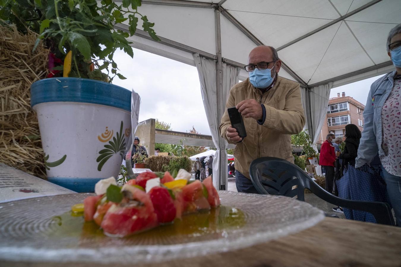 Bezana celebró, a pesar de la lluvia, la II Feria Nacional del Tomate Antiguo, que incluyó talleres, charlas y mercado ecológico de proximidad, entre otras actividades. Los periodistas David Remartínez y Pedro Vallín fueron nombrados 'Tomatero mayor'.