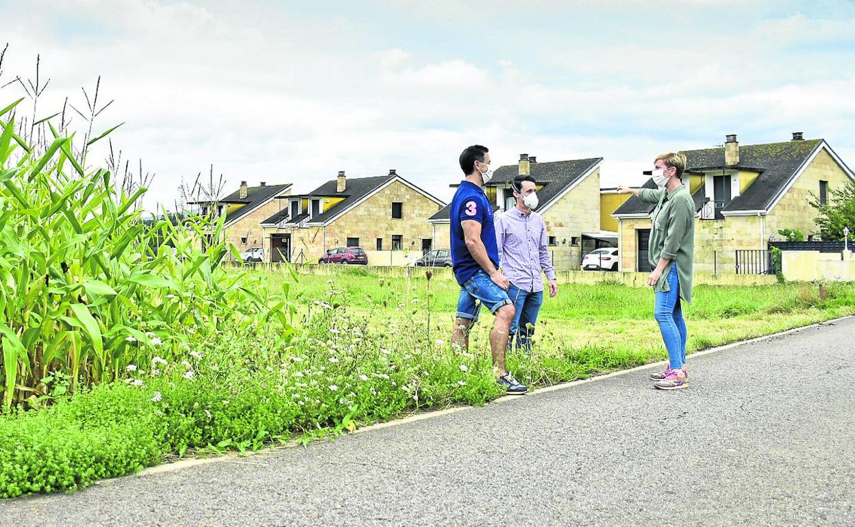 El alcalde pedáneo de Escobedo, Cristian Armada, en el centro, dialoga con una pareja afectada por los robos, ayer, en Escobedo. .