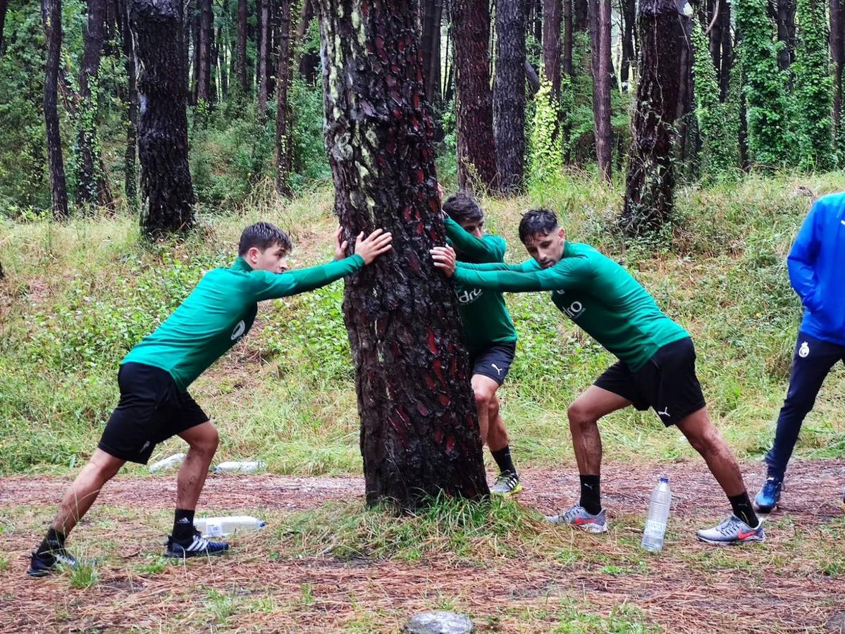 El Racing completó bajo un fuerte aguacero una exigente sesión de entrenamiento en los pinares de Liencres comandada por los preparadores físicos.