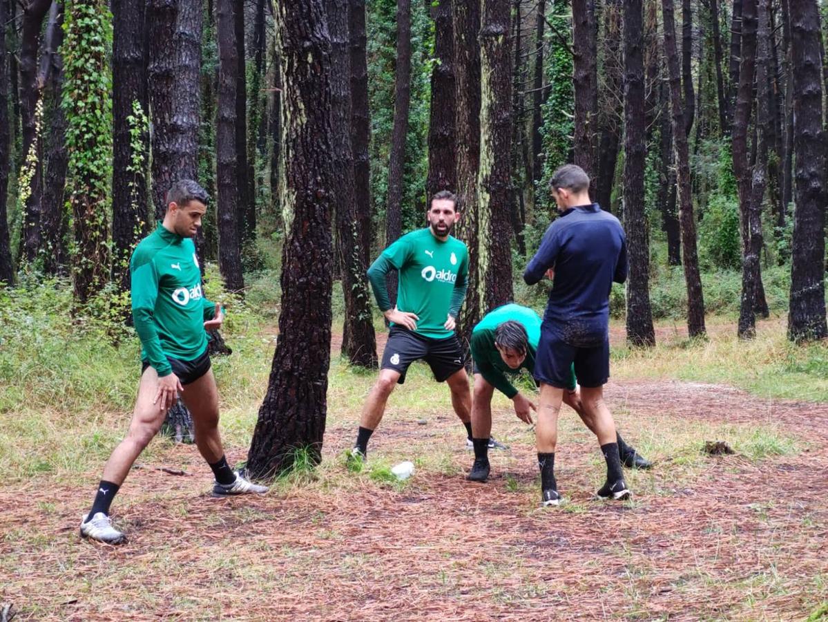 El Racing completó bajo un fuerte aguacero una exigente sesión de entrenamiento en los pinares de Liencres comandada por los preparadores físicos.