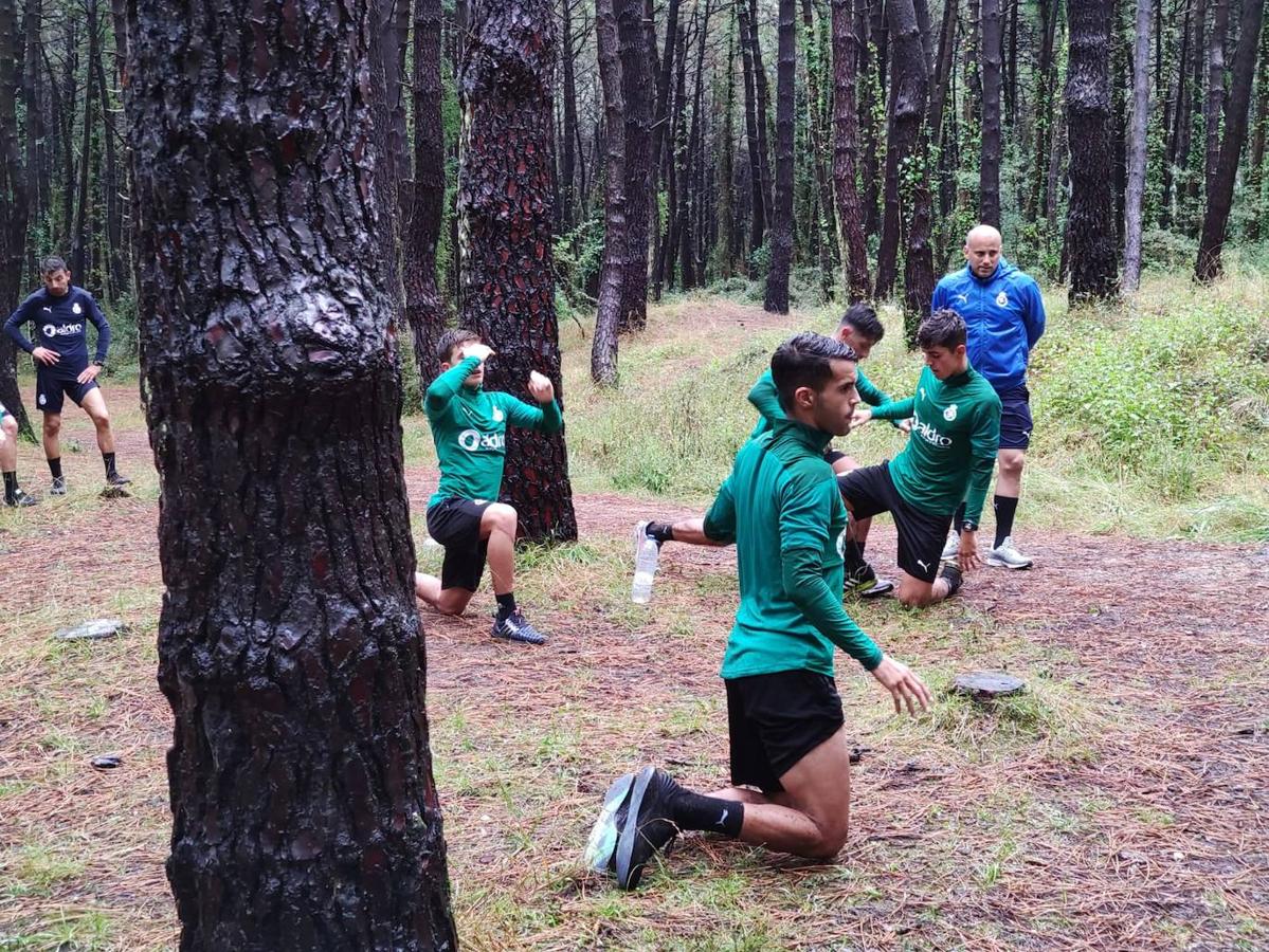 El Racing completó bajo un fuerte aguacero una exigente sesión de entrenamiento en los pinares de Liencres comandada por los preparadores físicos.