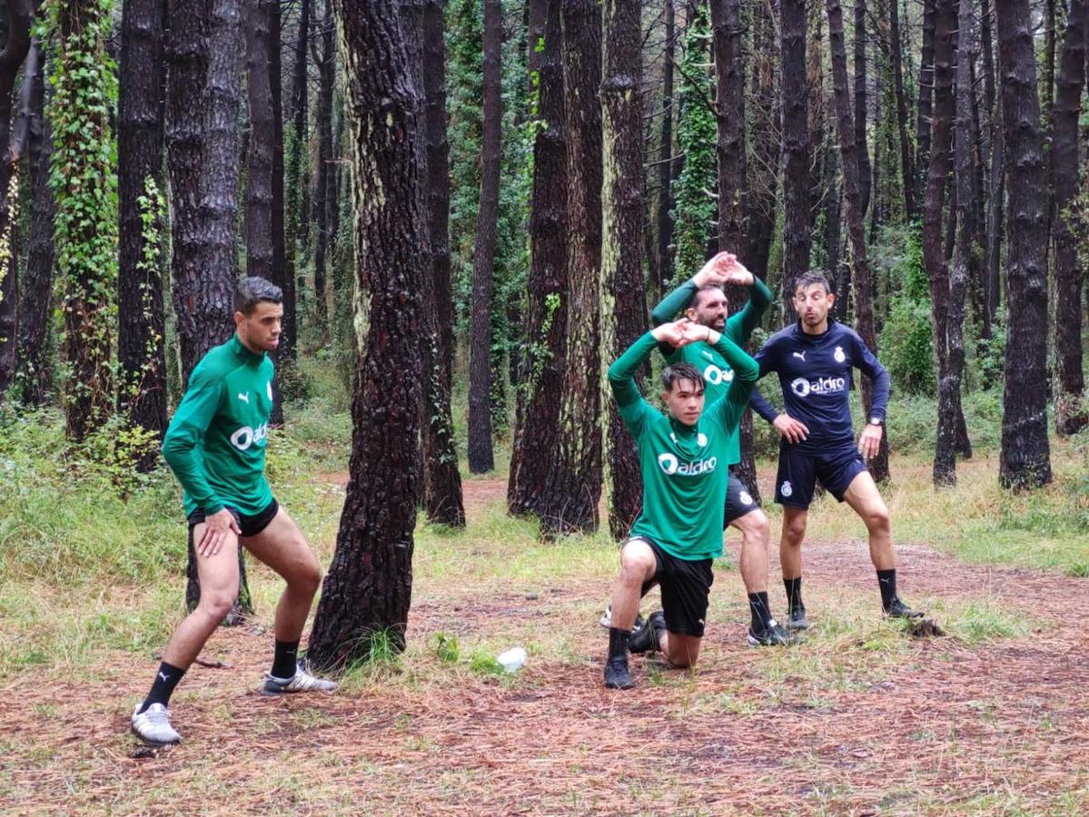 El Racing completó bajo un fuerte aguacero una exigente sesión de entrenamiento en los pinares de Liencres comandada por los preparadores físicos.