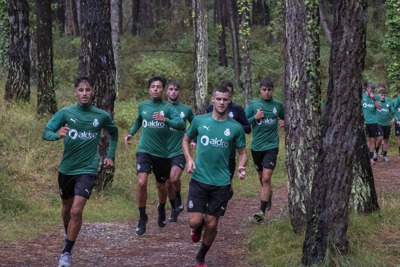 El Racing completó bajo un fuerte aguacero una exigente sesión de entrenamiento en los pinares de Liencres comandada por los preparadores físicos.