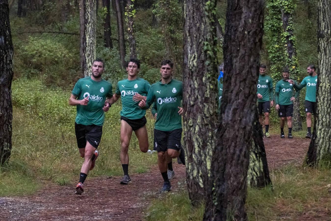 El Racing completó bajo un fuerte aguacero una exigente sesión de entrenamiento en los pinares de Liencres comandada por los preparadores físicos.