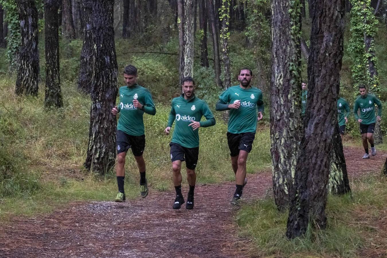 El Racing completó bajo un fuerte aguacero una exigente sesión de entrenamiento en los pinares de Liencres comandada por los preparadores físicos.