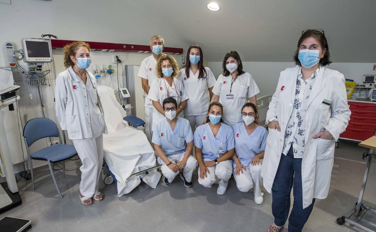 Unidad de ensayos clinicos: A la derecha, las doctoras Blanca Sánchez y Gabriela Vaca (de pie), con personal de Enfermería y del laboratorio del Servicio de Farmacología Clínica. 