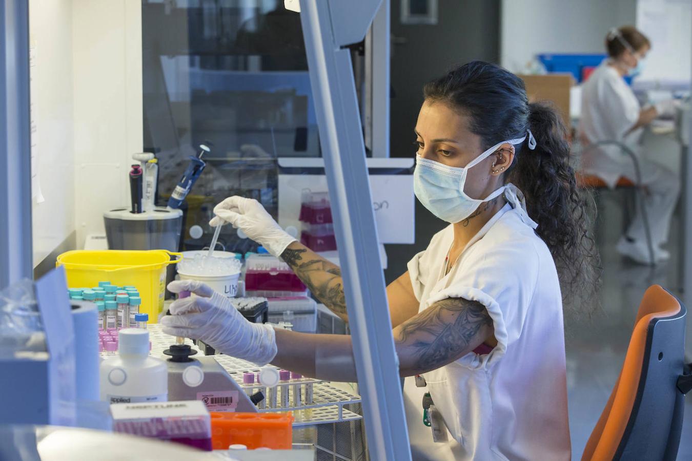 El laboratorio de Microbiología realiza más de 1.500 PCR diarias en busca del patógeno, oculto en un 6% de las pruebas.