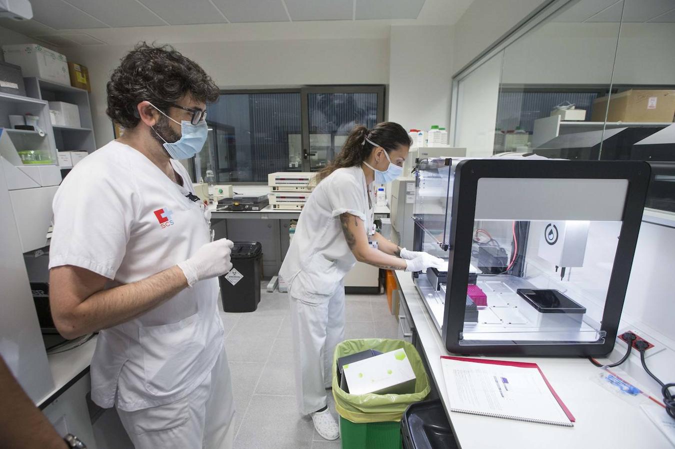 El laboratorio de Microbiología realiza más de 1.500 PCR diarias en busca del patógeno, oculto en un 6% de las pruebas.
