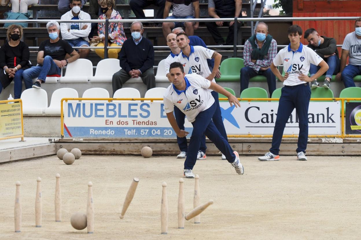 Javier Alonso birla para La Rasilla, con Manu Diego y Ángel Pellón al fondo. 