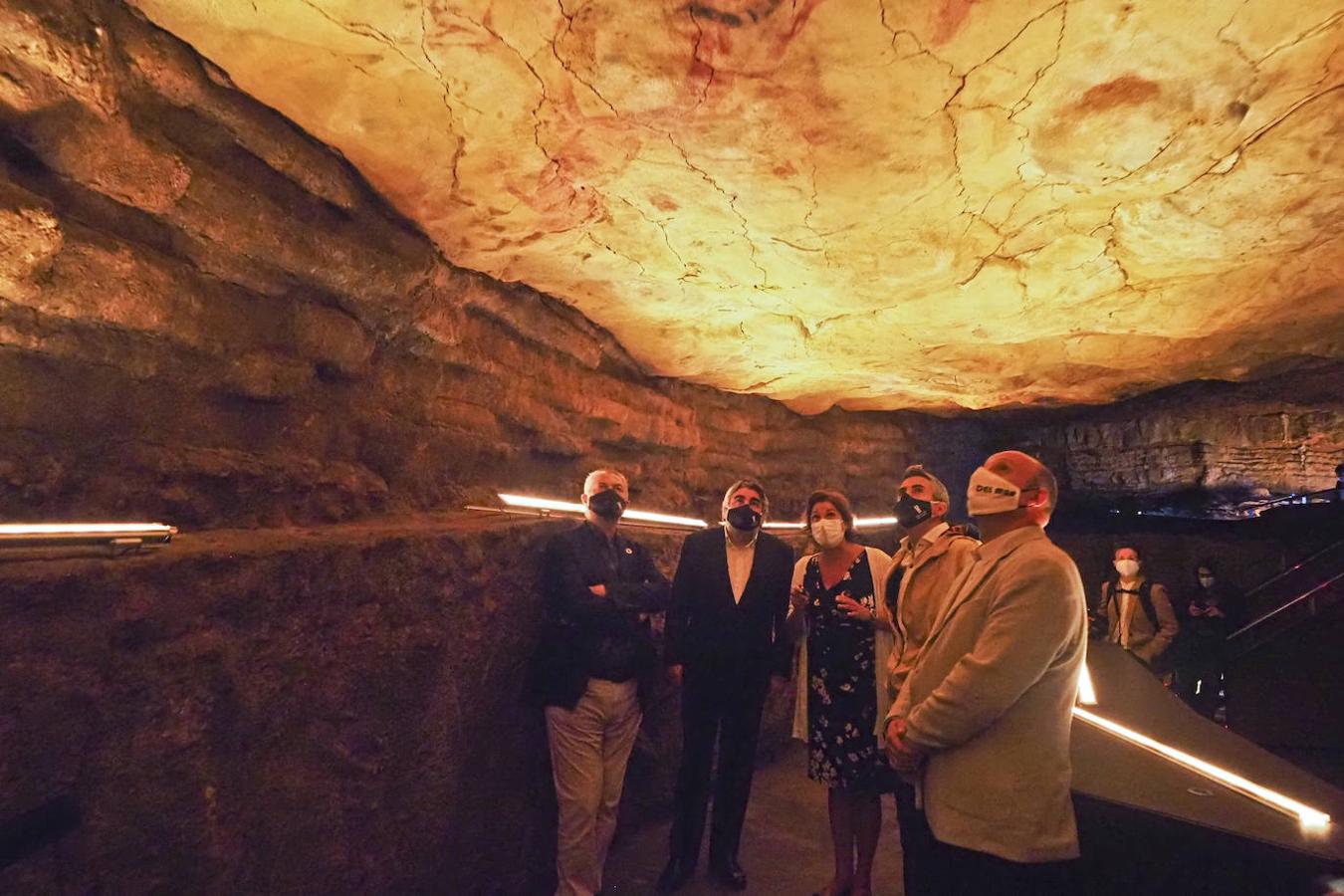 Rodríguez Uribes visitó el Museo y la neocueva, una «prueba de civilización» que muestra la capacidad humana para crear arte en la Prehistoria