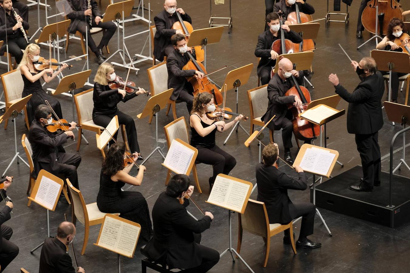 La Orquesta Nacional de España, dirigida por Jaime Martín, ha protagonizado el concierto de clausura del FIS en la Sala Argenta interpretando a Beethoven. 