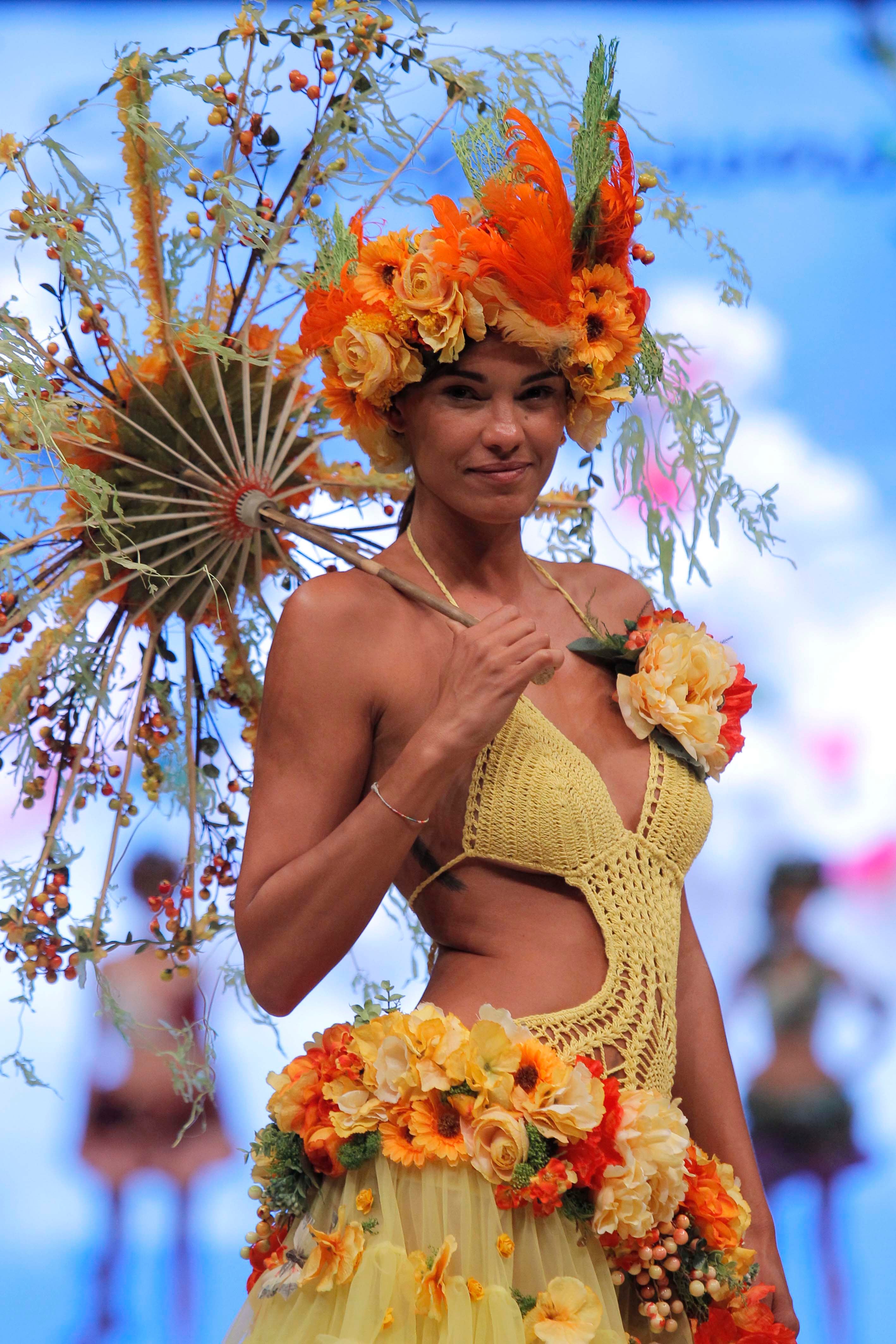 'Total look' floral presentado en la pasarla ibicenca.