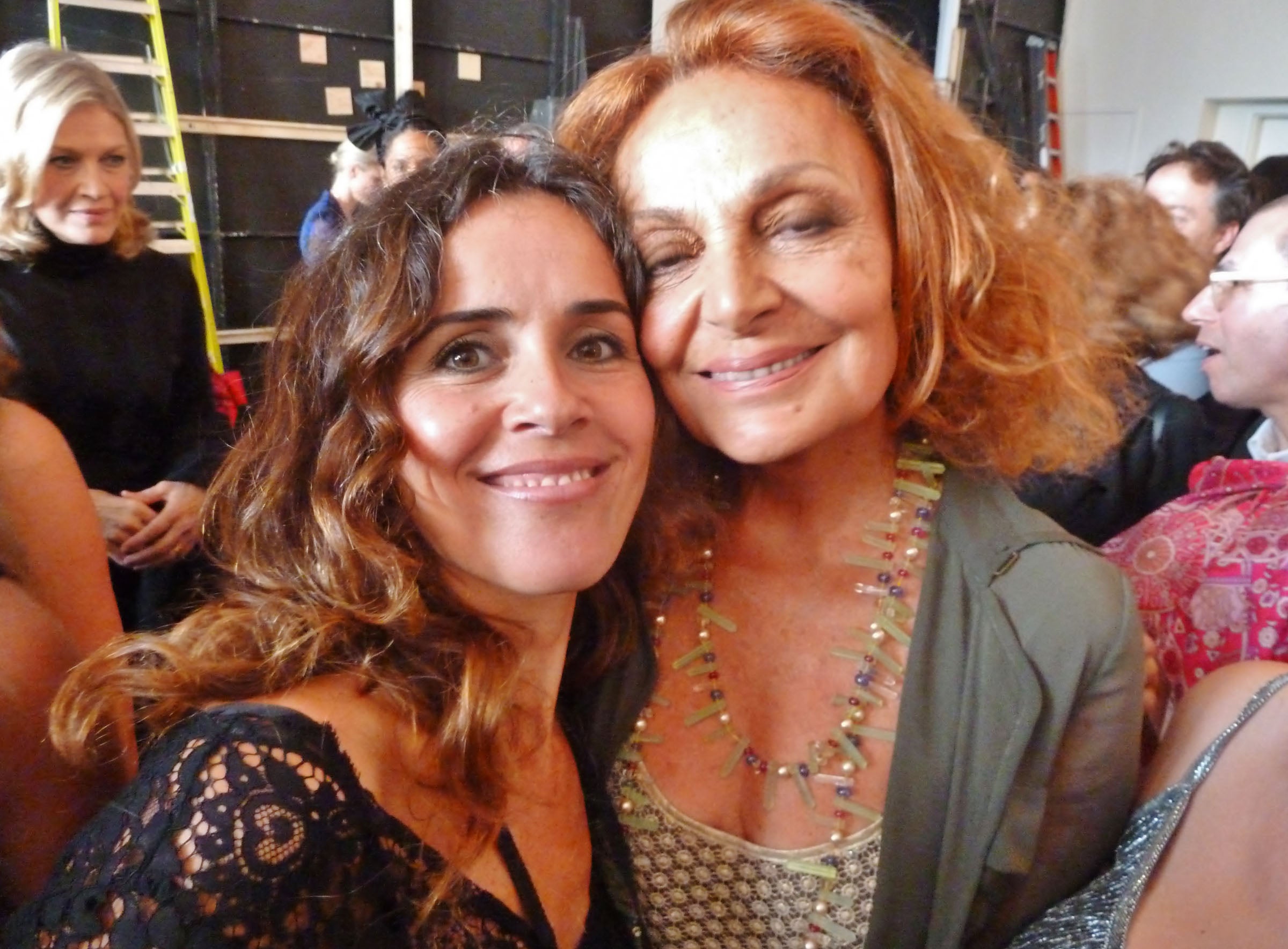 Carmen posa con la diseñadora, Diane von Fürstenberg, una de sus grandes aliadas.