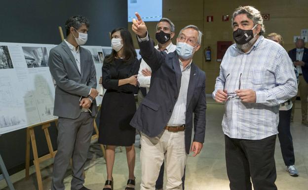 Roberto Ontañón muestra al ministro los detalles del Mupac. Detrás, Zuloaga y los arquitectos del proyecto.