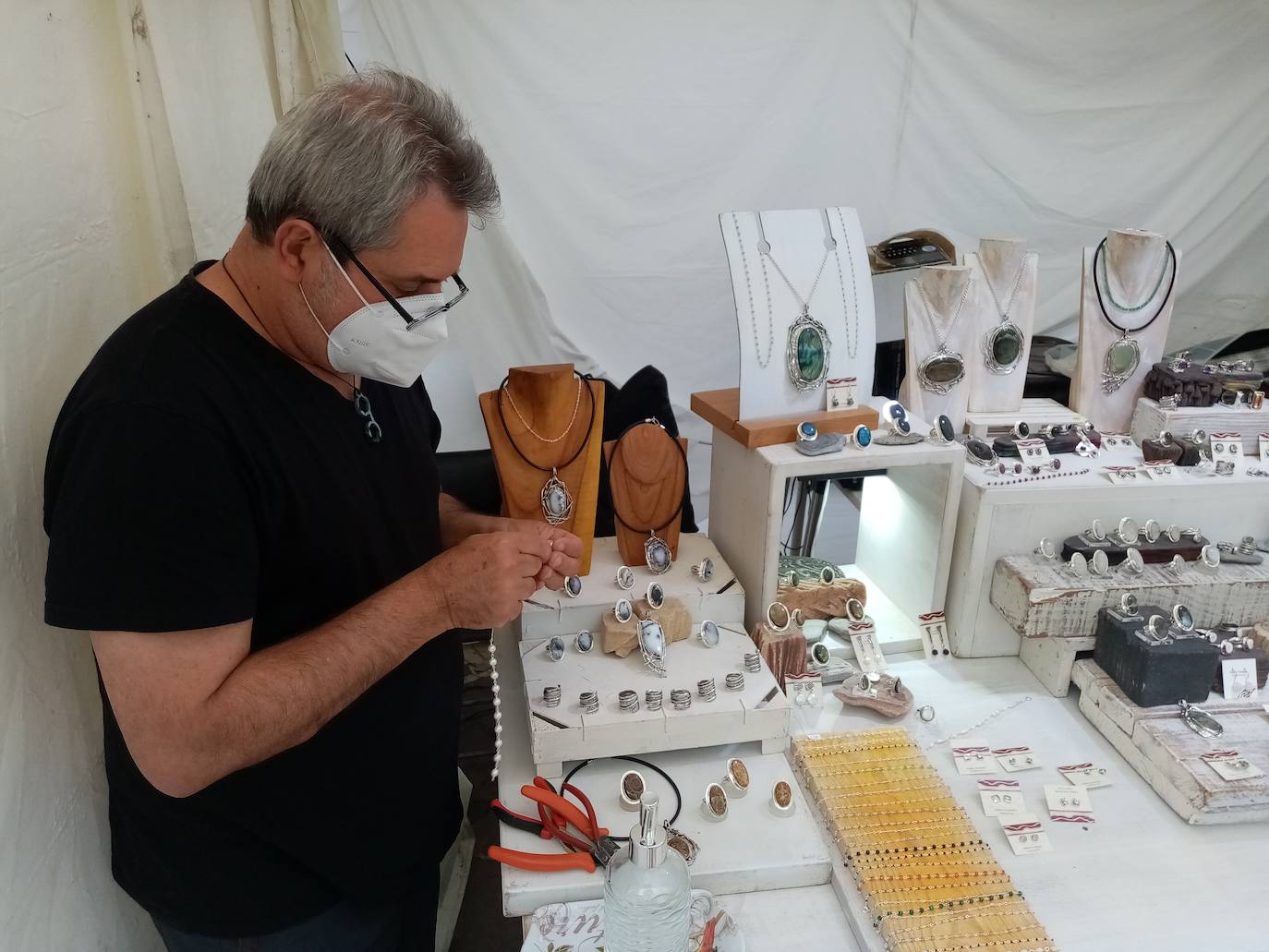 El trabajo manual y laborioso de los artesanos se dejó ver el pasado fin de semana en la plaza castreña de La Barrera.