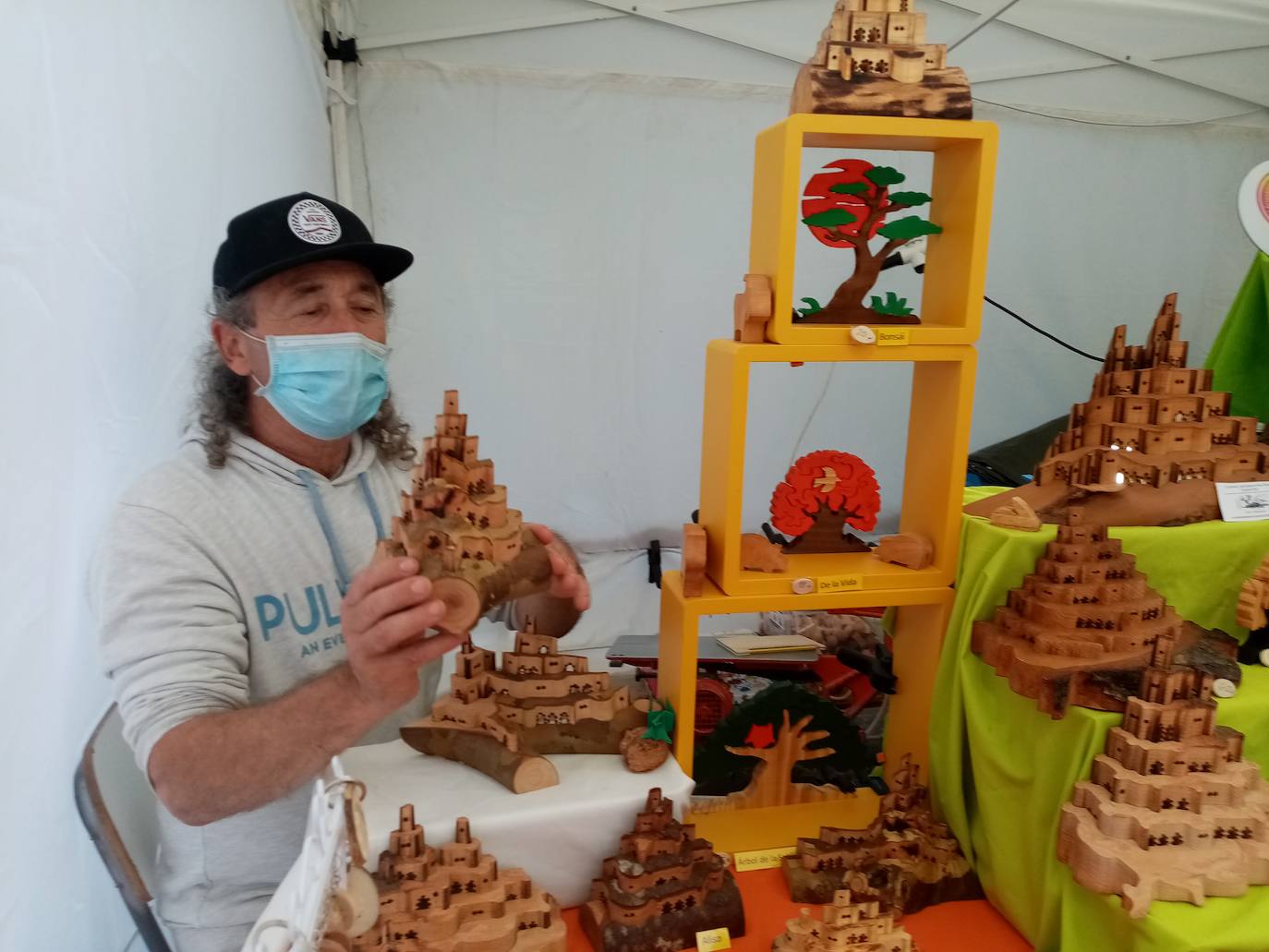 El trabajo manual y laborioso de los artesanos se dejó ver el pasado fin de semana en la plaza castreña de La Barrera.