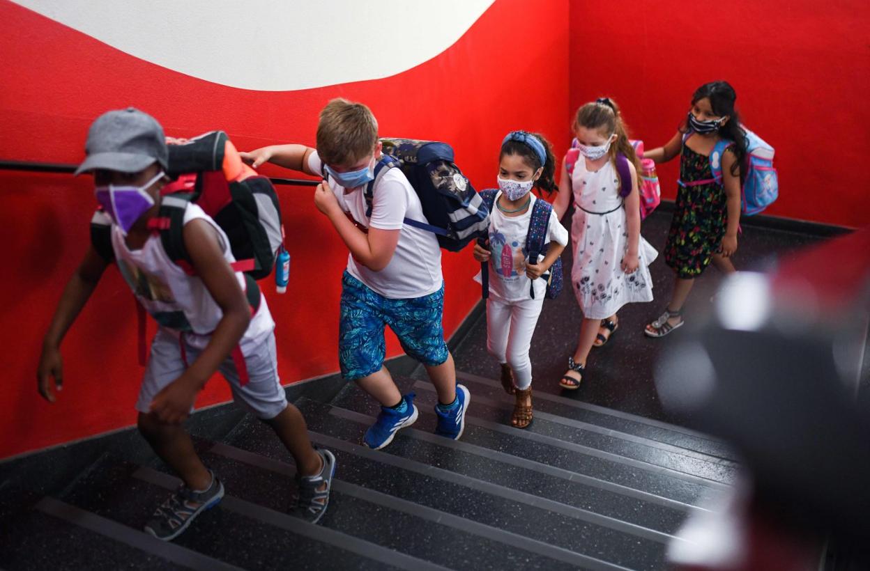  Vuelta a clase. Un grupo de niños cumple la normativa del colegio en su vuelta a las aulas con itinerarios únicos, mascarillas y el mantenimiento de la distancia de seguridad. 