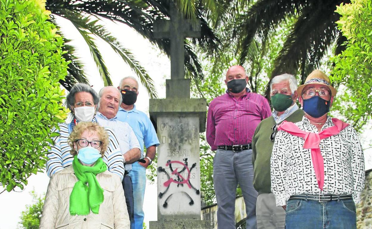 Un grupo de vecinos, ante la cruz del barrio de La Costera.