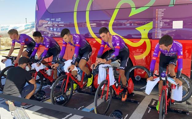 Ezquerra, segundo por la derecha, calienta con sus compañeros antes de la crono por equipos.