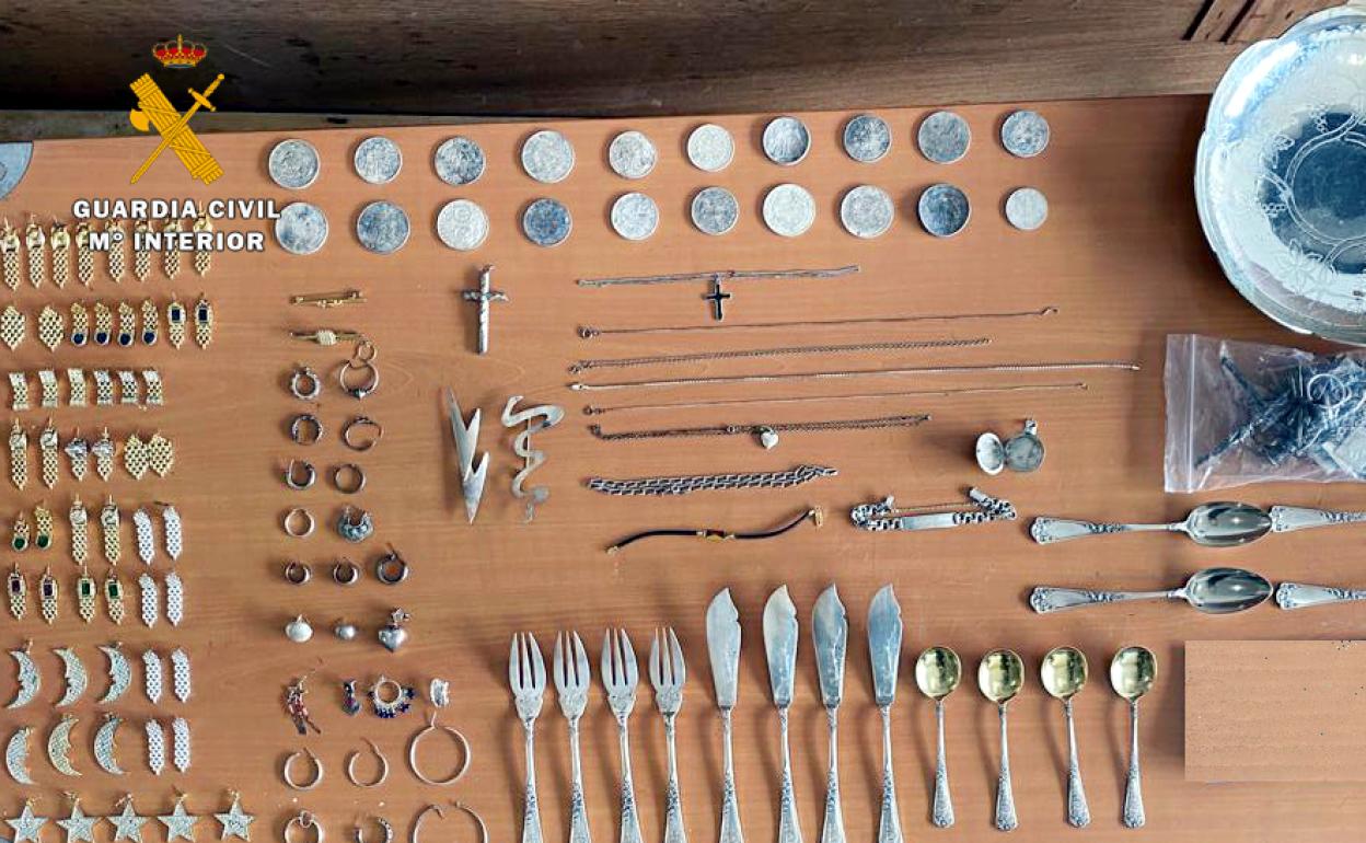 La Guardia Civil investiga a una pareja que pudo robar media tonelada de plata a un familiar en Castro Urdiales