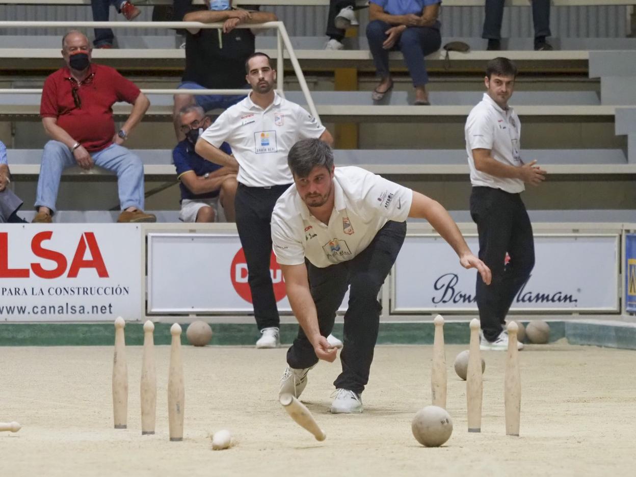 Carlos Gandarillas birla para El Pendo en el partido de este martes, con Gabi Cagigas y Manolín Domínguez al fondo. 