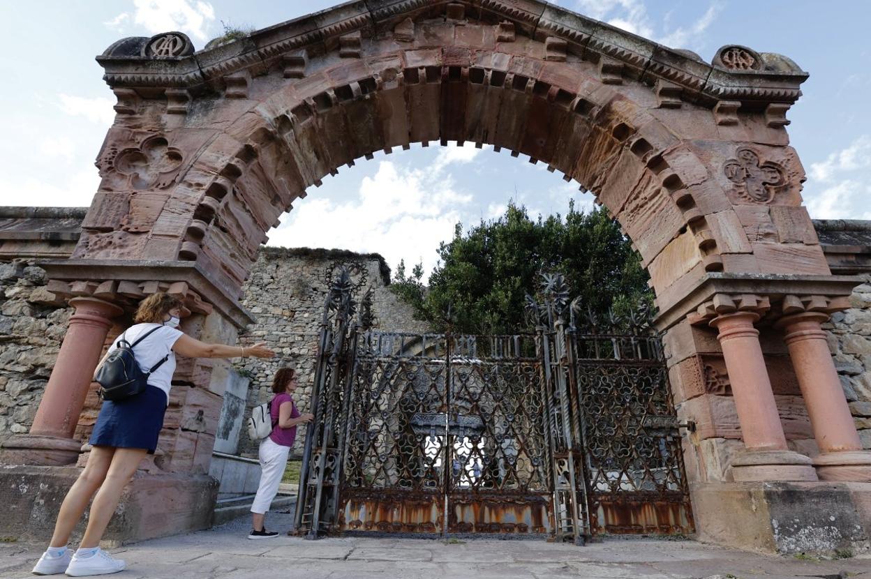 Imagen de la verja del antiguo cementerio, uno de los emblemas turísticos del municipio. 