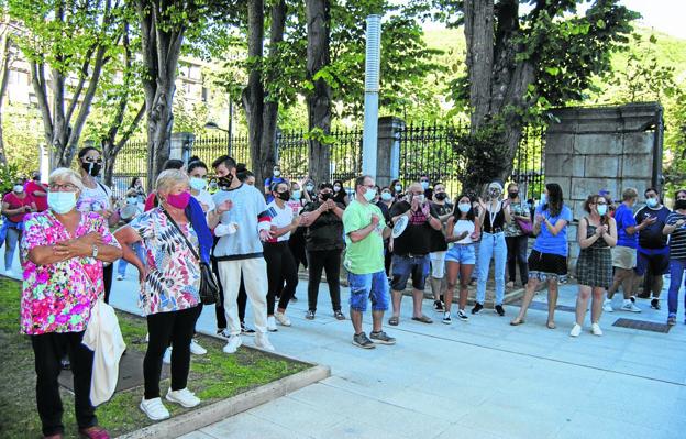 Los hosteleros se concentran frente al Ayuntamiento por la clausura de los bares