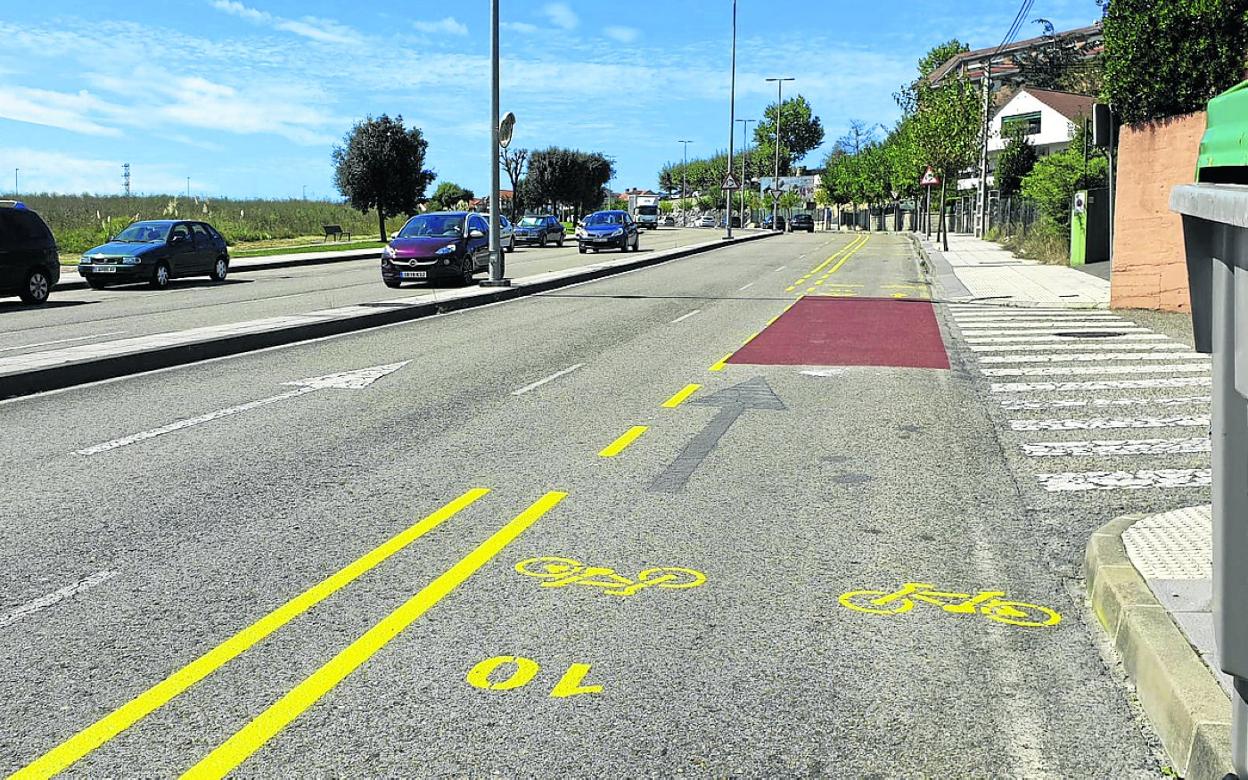 El recorrido del carril bici entre Nueva Montaña y el Pctcan ya se ha empezado a pintar
